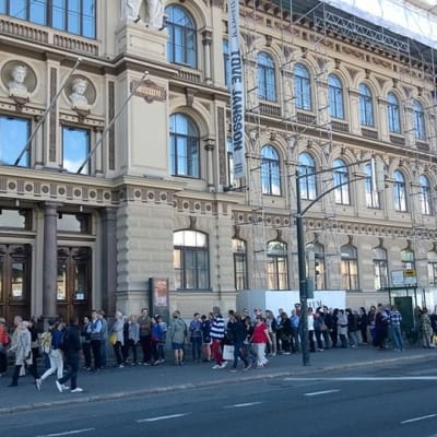 Många köade till Tove Jansson -utställningen i Ateneum den 6 september 2014.