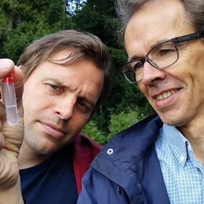 Kimmo Ohtonen ja Heikki Setälä tarkastelevat kunttamatoa koeputkessa.