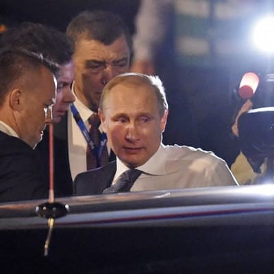 Rysslands president Vladimir Putin anländer till G20-mötet i Brisbane i Australien den 14 november 2014.