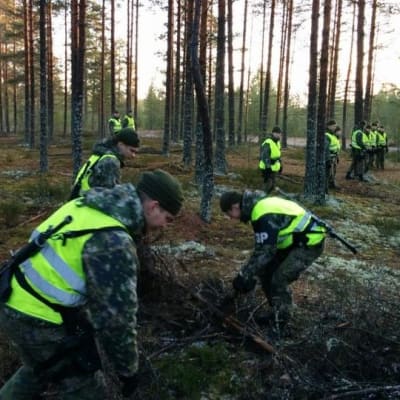 Militärpoliser letar efter ett försvunnet stormgevär vid Björneborgs brigad.