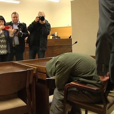 Den åtalade mannen gömde sitt ansikte under rättegången.