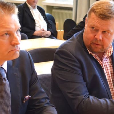 Till vänster advokaten Hannu Kokko, till höger Talvivaaras tidigare vd Pekka Perä.