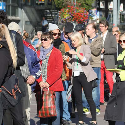 Folk köar för att få gratis mat på Narinken i Helsingfors