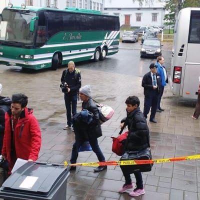 De första asylsökande anländer till flyktingslussen i Torneå