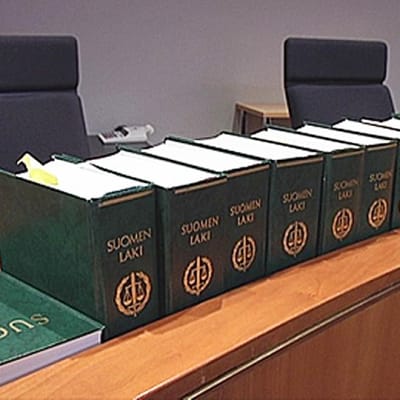 Lakikirjoja tuomioistuimen pöydällä.