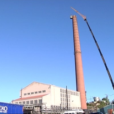 Arbetare i kran nedmonterar sockerfabrikens skorsten i Nådendal.