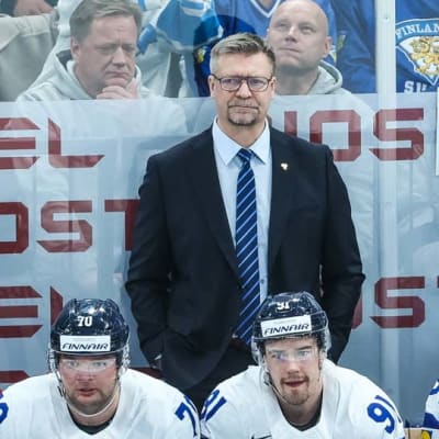 Jukka Jalonen lotsar laget i matchen mot Lettland.