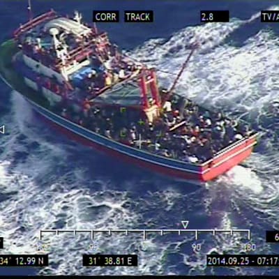 flyktingar på överfull båt