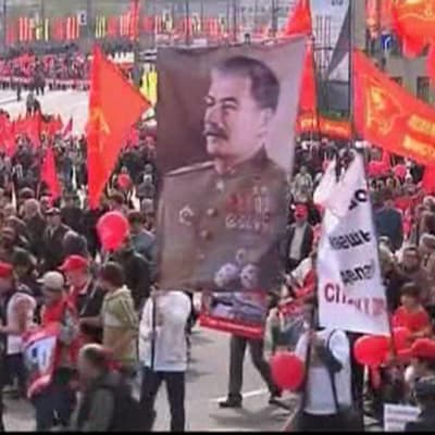 Stalin tas till heders - kommunister marscherar i Moskva