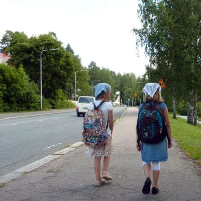 Koululaisia koulumatkalla