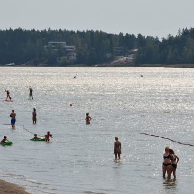 Ihmisiä uimarannalla
