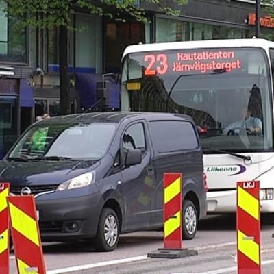 Bussi numero 23 seisoo ruuhkassa Helsingin Hakaniemessä.