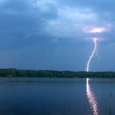 Salama iskee järvimaisemassa.
