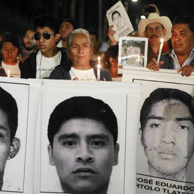 Kadonneiden opiskelijoiden omaiset osoittavat mieltään Mexico Cityssä.