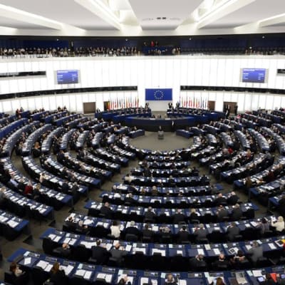 EU-parlamentti koolla istuntosalissa.