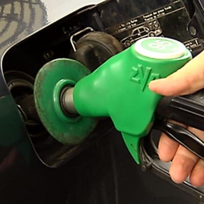 Autoa tankataan huoltoasemalla