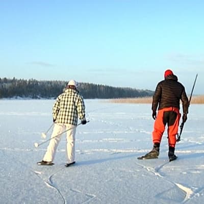 Retkiluistelijoita Saimaan jäällä.