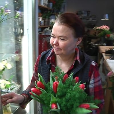 Yrittäjä Mari Havia kukkakaupassaan.