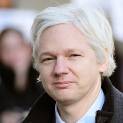 Julian Assange kuvattuna helmikuussa 2012 saapuessaan oikeusistuntoon Lontoossa.