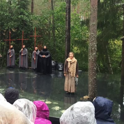 Ooppera Lusia Rusintyttären kenraali vietiin torstaina läpi sateesta piittaamatta.