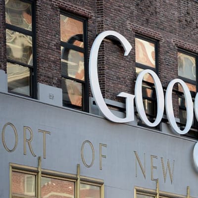 Googlen logo New Yorkin toimiston ulkopuolella.