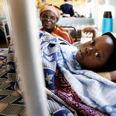 Malariaan sairastunutta pikkupoikaa hoidetaan sairaalassa.