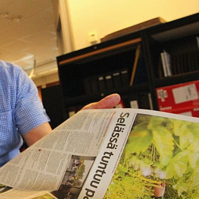 Veijo Turpeinen tutustuu Pohjois-Karjalassa ilmestyvään sanomalehti Karjalaiseen.