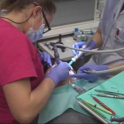 Hammasläkäri tutkii potilaan hampaita.