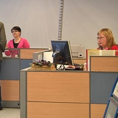 Asiakas työvoimatoimistossa Hämeenlinnassa.