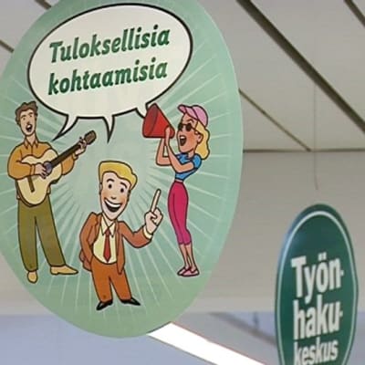 Tuloksellisia kohtaamisia -kyltti työvoimatoimiston katossa.