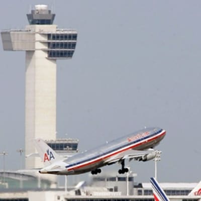 American Airlinesin kone nousee JFK-lentokentältä ilmaan.