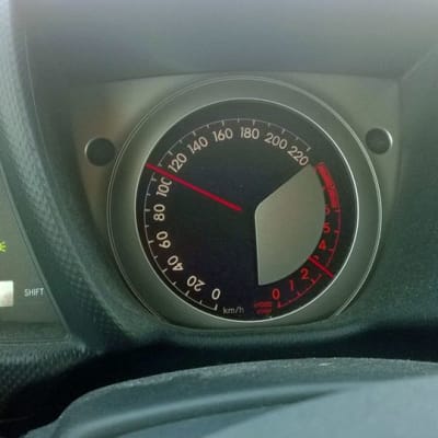 Kuvassa auton nopeusmittarin neula näyttää hieman yli 100km/h.