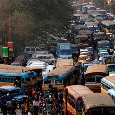 Arkistokuva pahemmanlaatuisesta liikenneruuhkasta Kalkutassa.