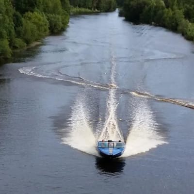 Vesihiihtäjä ohittaa radan viimeisen poijun hyväksytysti.