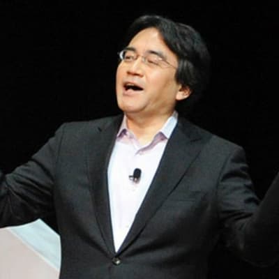 Satoru Iwata esittelee uutta DS-käsikonsolia pelialan messuilla.