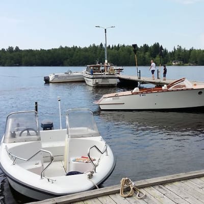 Veneitä laiturissa Luodon-Öjanjärvellä.