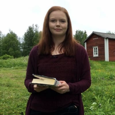 Vilja Päätalo vierailee vaarinsa Kalle Päätalon kotimaisemissa Kallioniemessä Taivalkosken Jokijärvellä joka kesä.