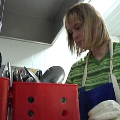 Riikka Annola työskentelee Tuovilan koulun keittiössä Mustasaaressa. 