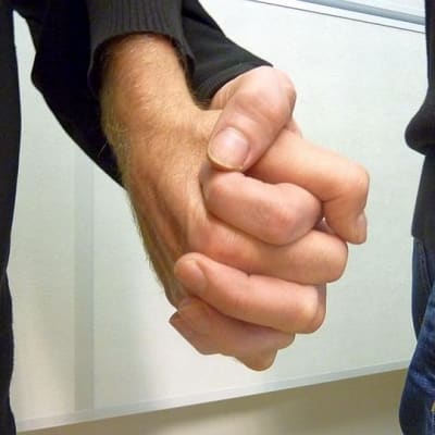 miehet käsi kädessä