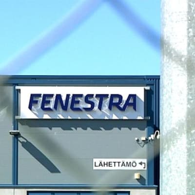 Fenestran logo verkkoaidan takaa kuvattuna