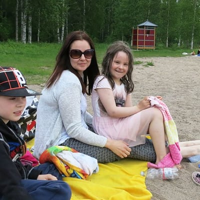 Miro, Hanna ja Riina Nevala Rovaniemen Salmijärven uimarannalla