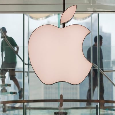 Applen logona takana on portaikko, jossa kävelee ihmisiä.