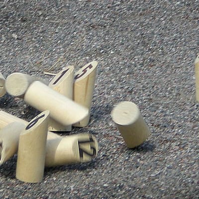 Mölkkypalikoita sorakentällä