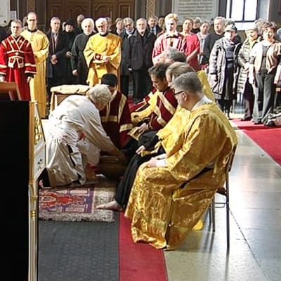 Helsingin metropoliitta Ambrosius pesee Uspenskin katedraalissa 12 papin jalat osana pääsiäisjuhlallisuuksia.