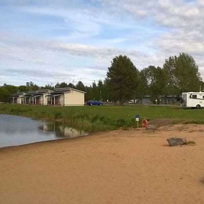 Kuvassa Kokkola Camping -leirintäaluetta. Vasemmalla kanava, jonka rannalla loma-asuntoja, oikealla matkailuauto. 