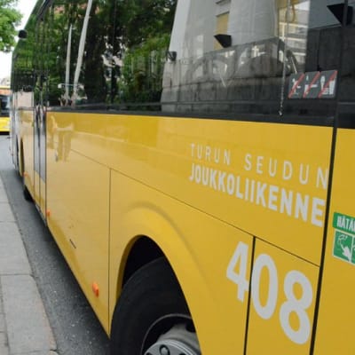 Föli-joukkoliikenteen linja-auto.
