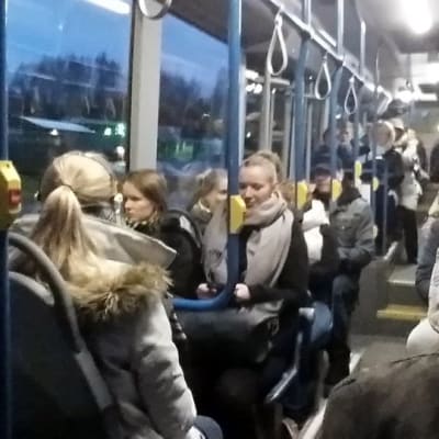 Hämeenlinnalaista aamuliikennettä kaupungissa.