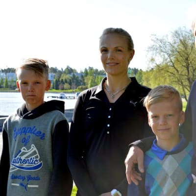 Kajaanilainen Kaajavirran perhe Nikke, Mira, Lenni ja Jarno.