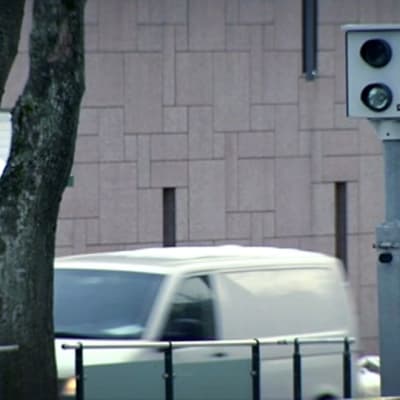 Automaattinen poliisin valvontakamera valvoo liikennettä Helsingin kadulla.