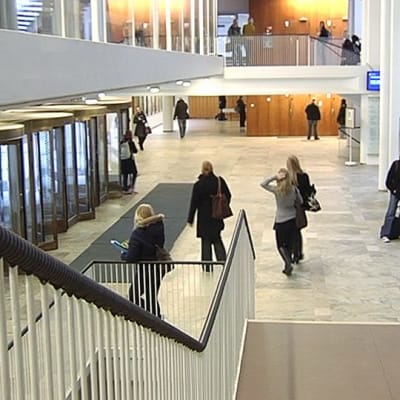 Opiskelijoita Helsingin yliopiston Porthanian aulassa.